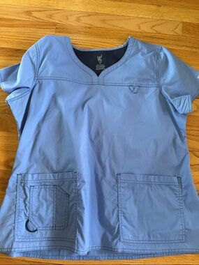 Women’s Med couture size XL Ceil Blue Scrub Top - Short Sleeve Pockets